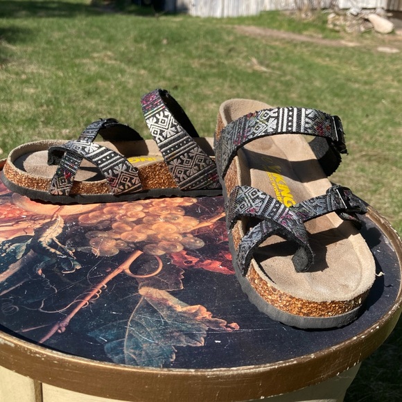 Vikings Sandals, cute & comfy! Size 37 (6.5) in great condition! - Picture 2 of 5